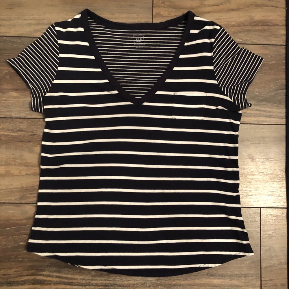 🔴3/$10🔴 Women’s Gap v-neck short sleeve tee🔴🔴